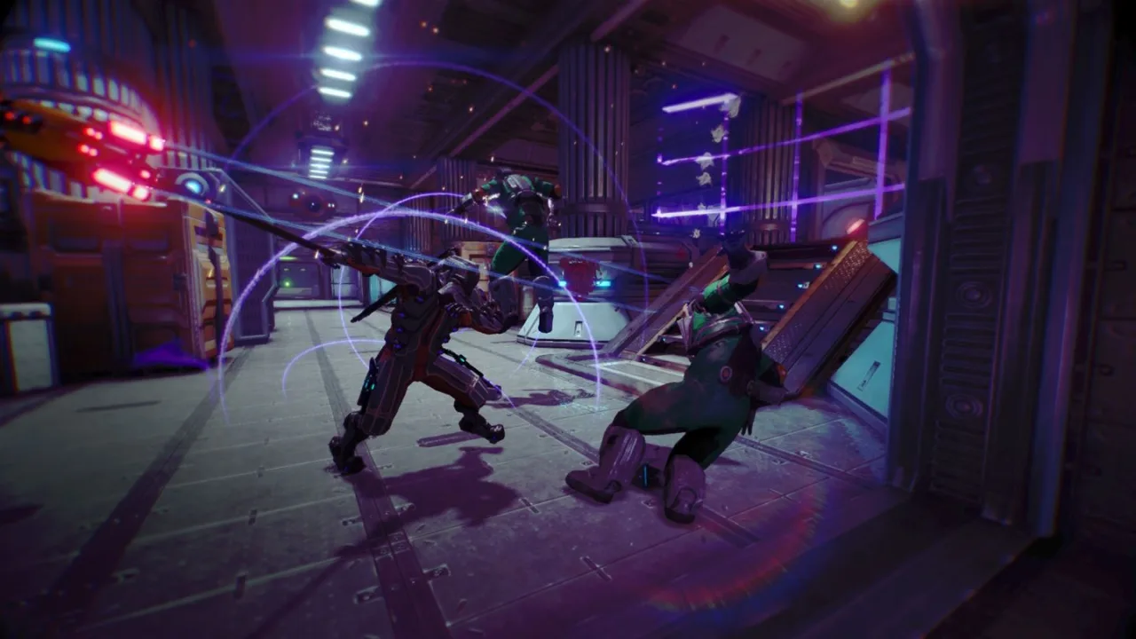 Atleta segurando halteres verdes ao lado de um monitor exibindo o logo da TennoCon 2026