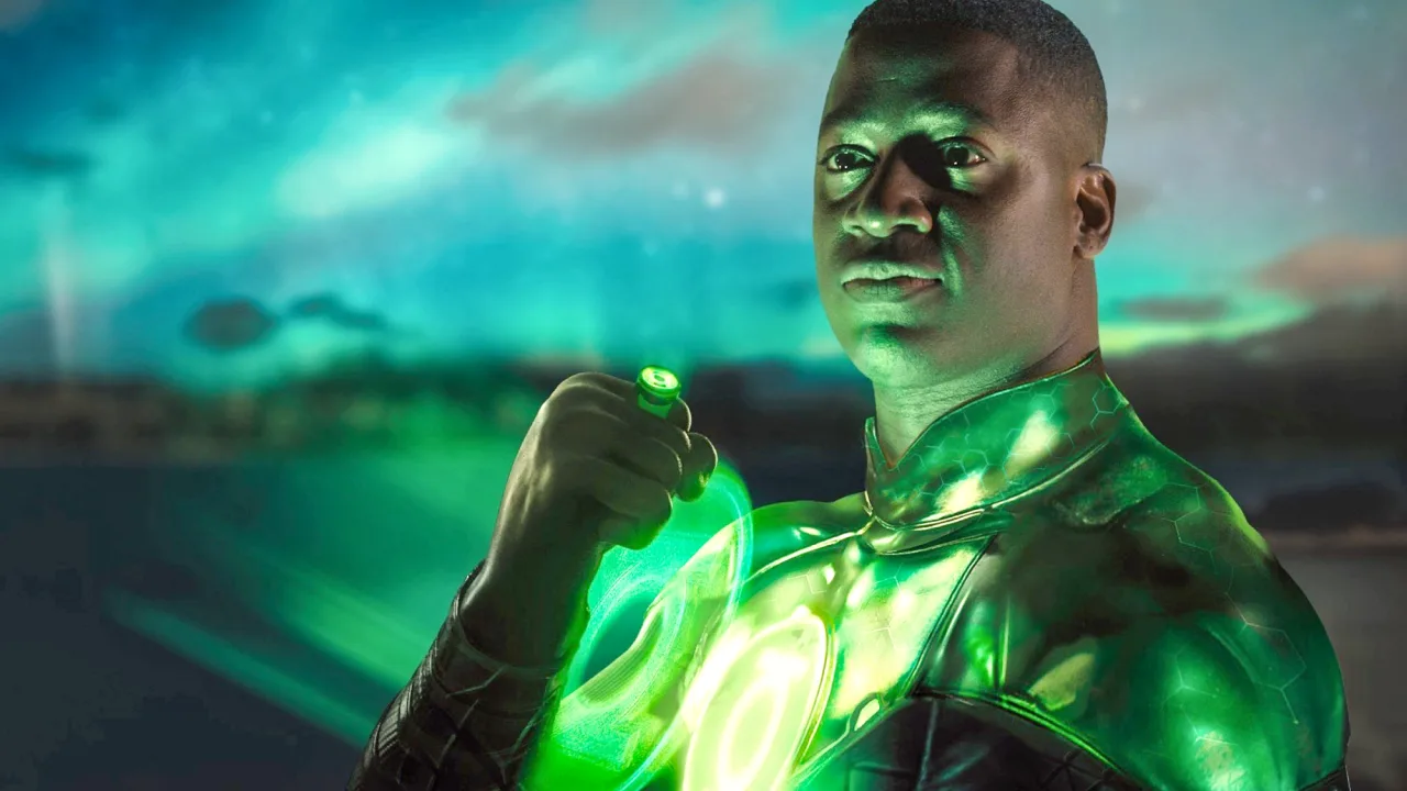 John Stewart de Lanterna Verde observa a silhueta vazia de Superman sobre a skyline de Midway City