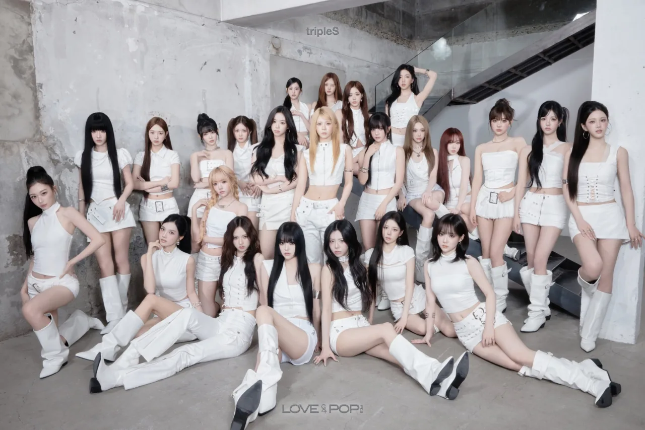 Membros de tripleS posam em trajes vibrantes diante de um fundo neon, segurando o logo 'LOVE&POP pt.2