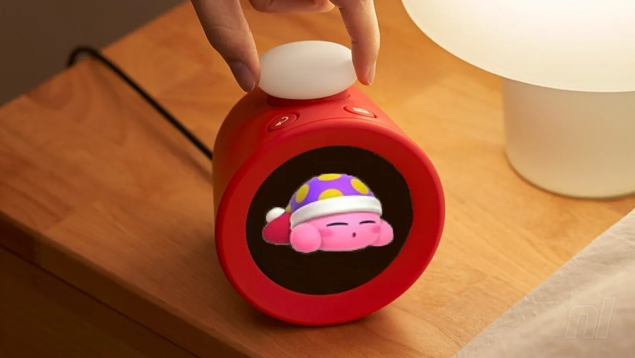 Pessoa sorridente ao lado de um Nintendo Alarmo sobre a mesa de cabeceira, com um tapete de yoga ao fundo