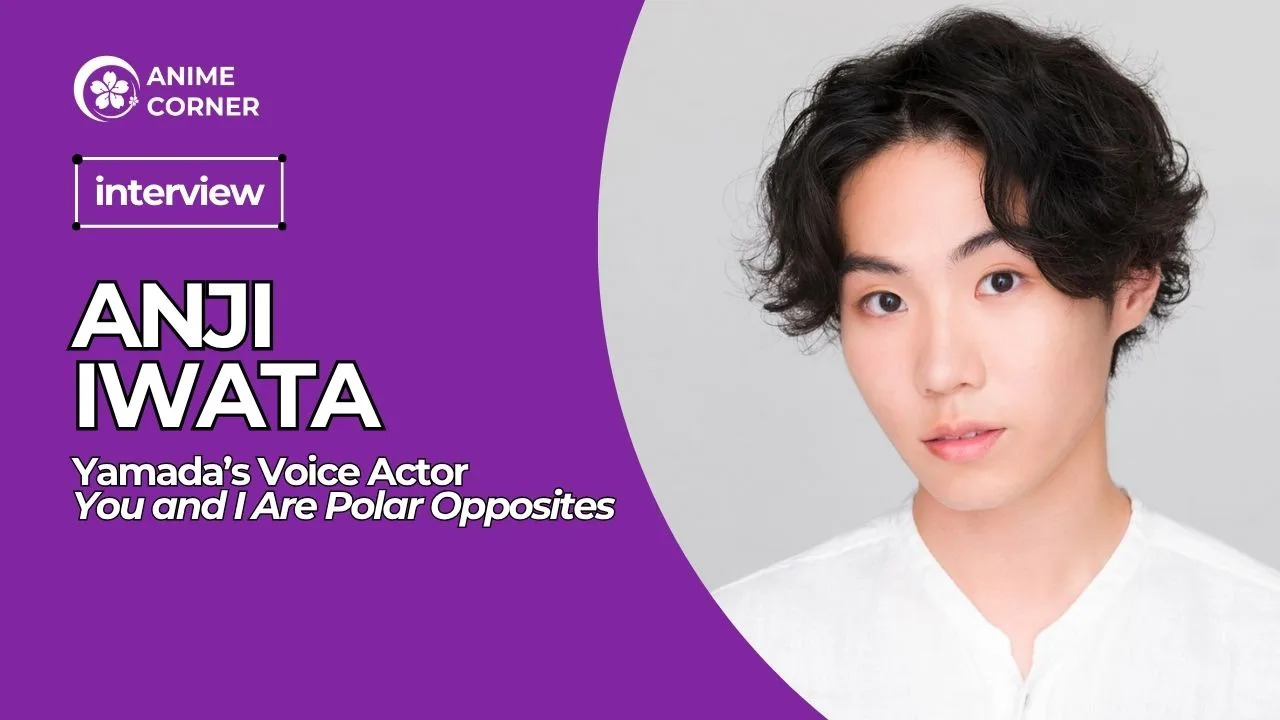 Anji Iwata em pé ao lado de um banner de “You and I Are Polar Opposites” segurando microfone
