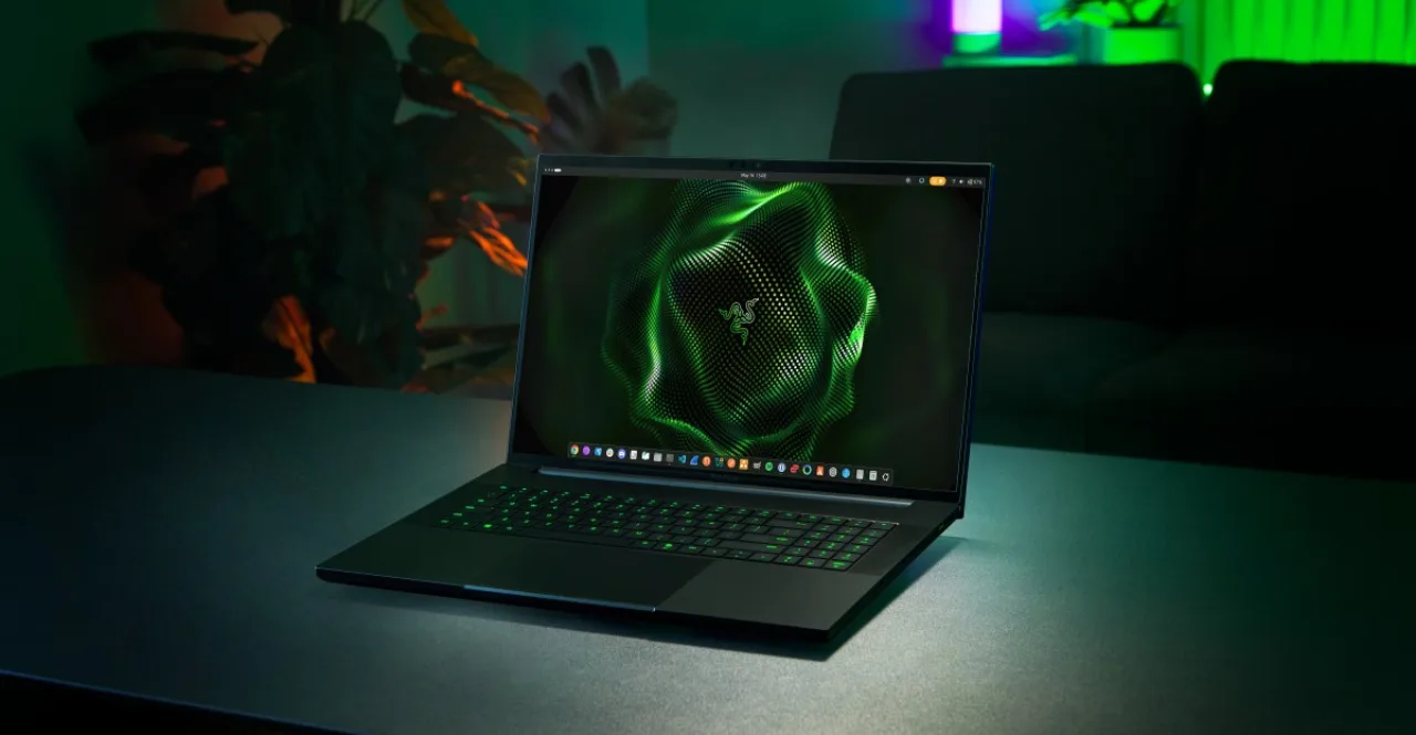 Notebook gamer de 18 polegadas aberto sobre uma mesa, exibindo gráficos de alta performance em um ambiente moderno