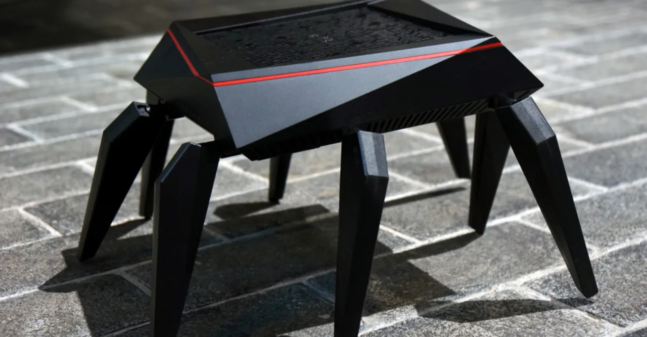 Roteador Asus com logo da marca ao centro, ao fundo bandeira dos EUA e selo da FCC