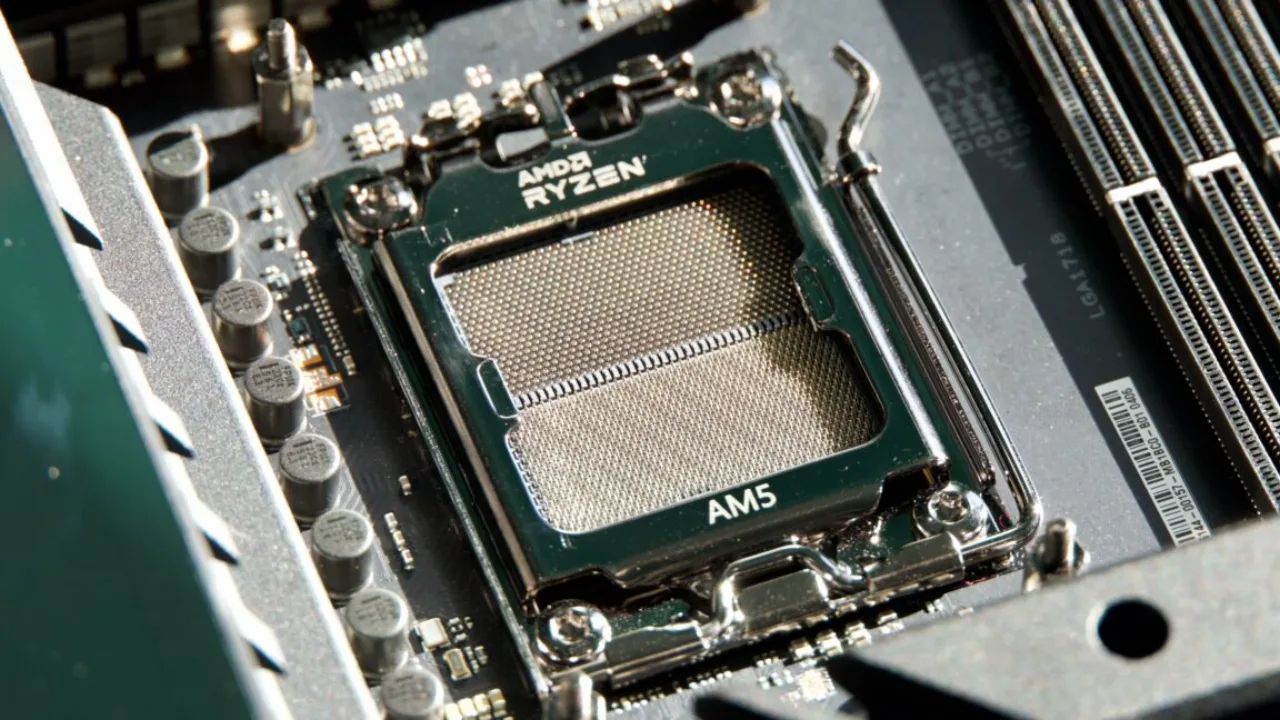 Pessoa focada montando um computador de alta performance com placa-mãe, processador e ferramentas de hardware