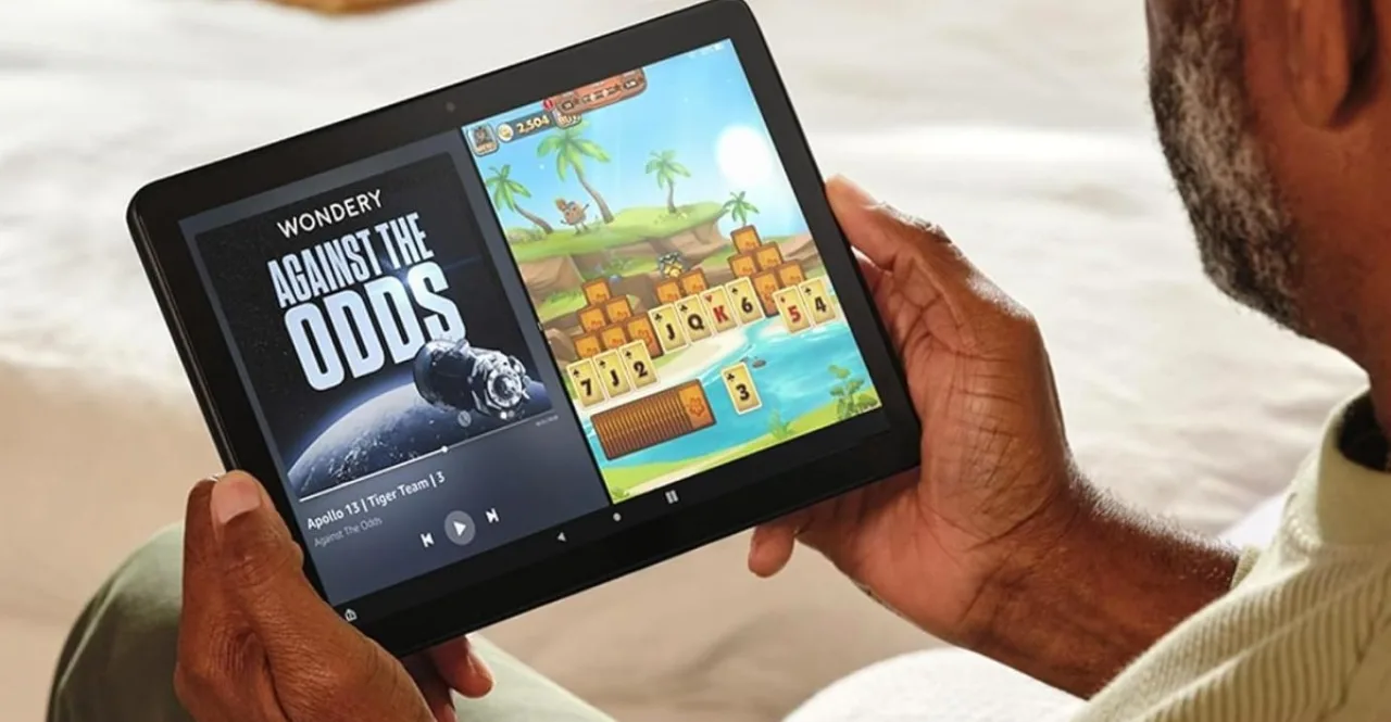 Pessoa fazendo alongamento com faixa elástica enquanto assiste a um tutorial no Fire HD 10 sobre tela