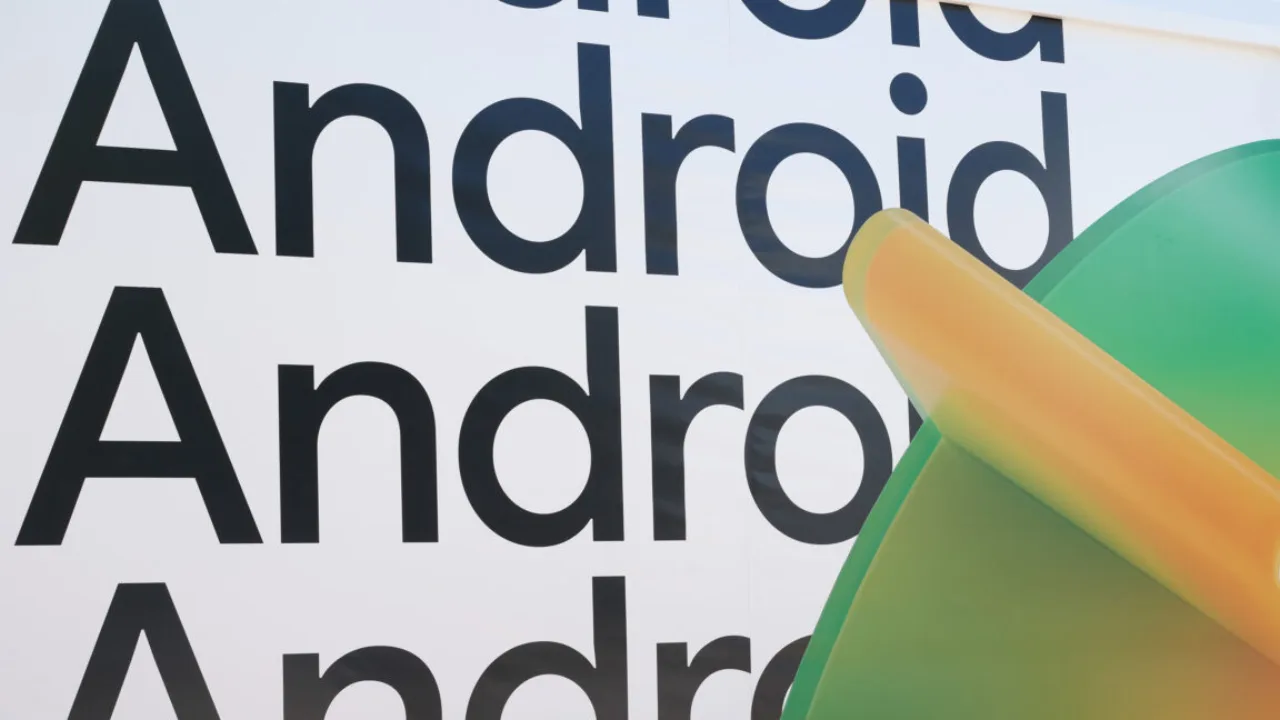 Pessoa usando smartwatch enquanto faz alongamento, ao lado de garrafa de água e maçã verde sobre tapete de yoga