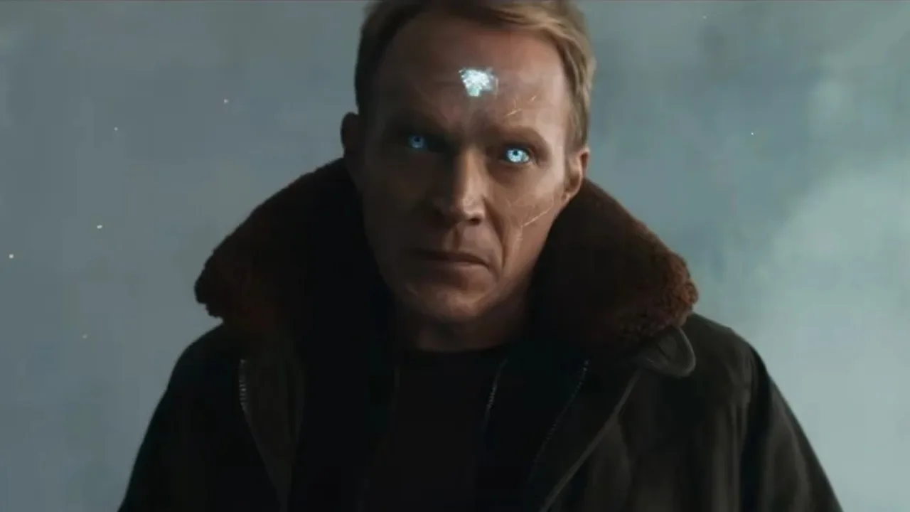 Vision confronta Ultron, Nimrod e Super‑Adaptoid em um fundo de laboratório futurista