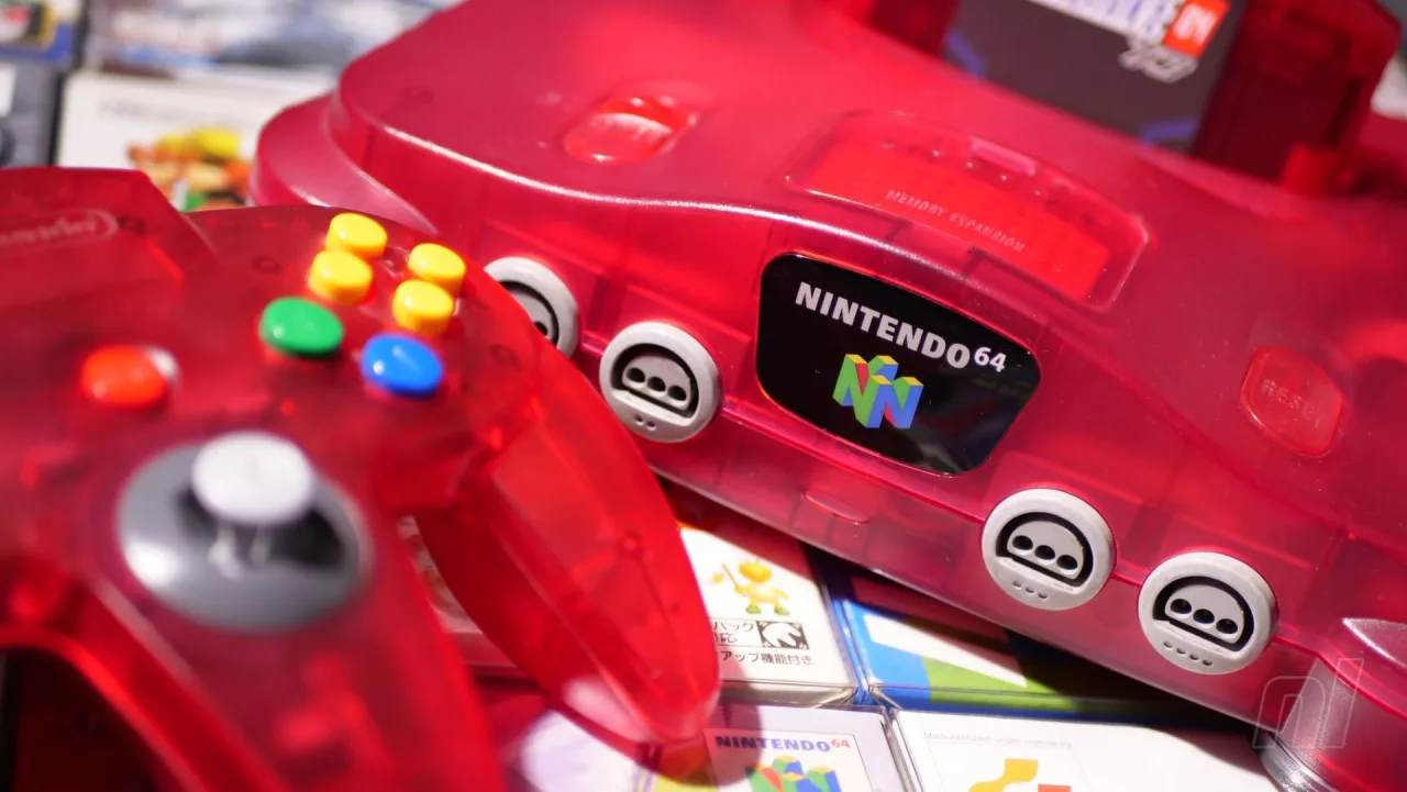 Controlador clássico do N64 sobre mesa com copo de energético e caixa de cereal colorido