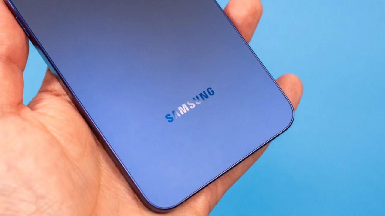 Jovem correndo ao ar livre, segurando um iPhone e um Galaxy, ambos exibindo telas de apps de saúde