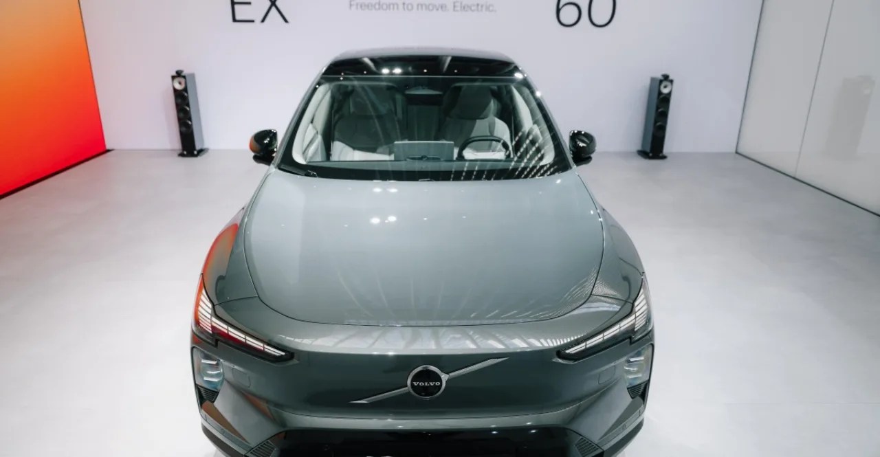 Carro Volvo futurista ao lado do logotipo da Nvidia, simbolizando a condução autônoma ponto a ponto