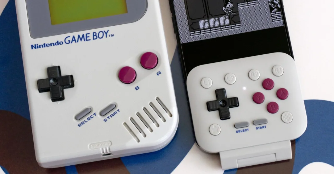 Jovem sentado em colchonete, segurando o FlipPad 8BitDo, com garrafa d'água e toalha ao lado, enquanto faz alongamento