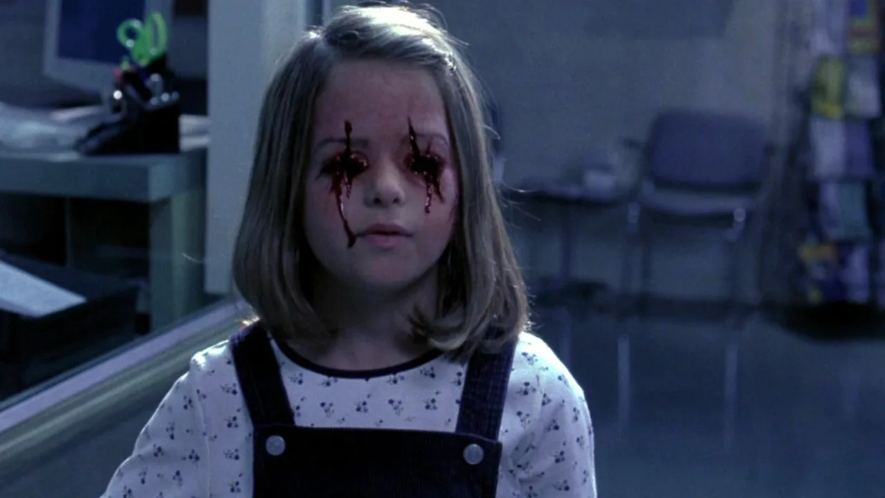 Um corredor usando máscara de Freddy e camiseta com a silhueta de Jason, segurando uma garrafa de água