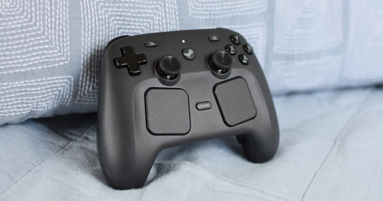 Jovem vestindo roupa esportiva, segurando o Steam Controller, ao lado de halteres e garrafa d'água