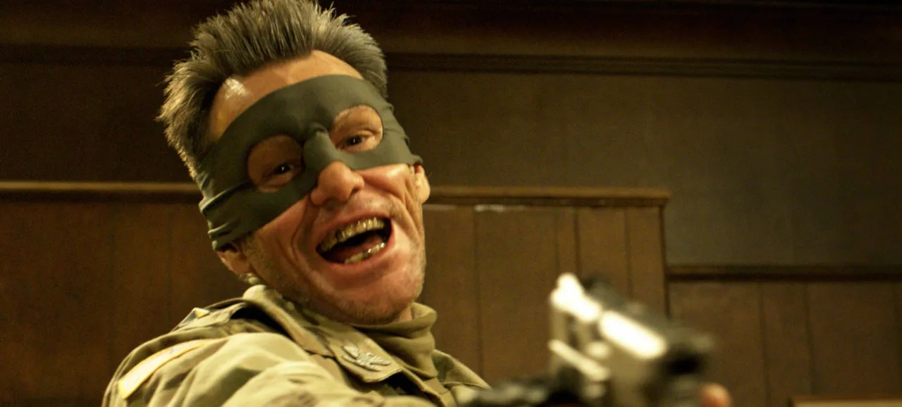 Jim Carrey em close sério ao lado do cartaz sangrento de Kick‑Ass 2, reforçando sua rejeição à violência