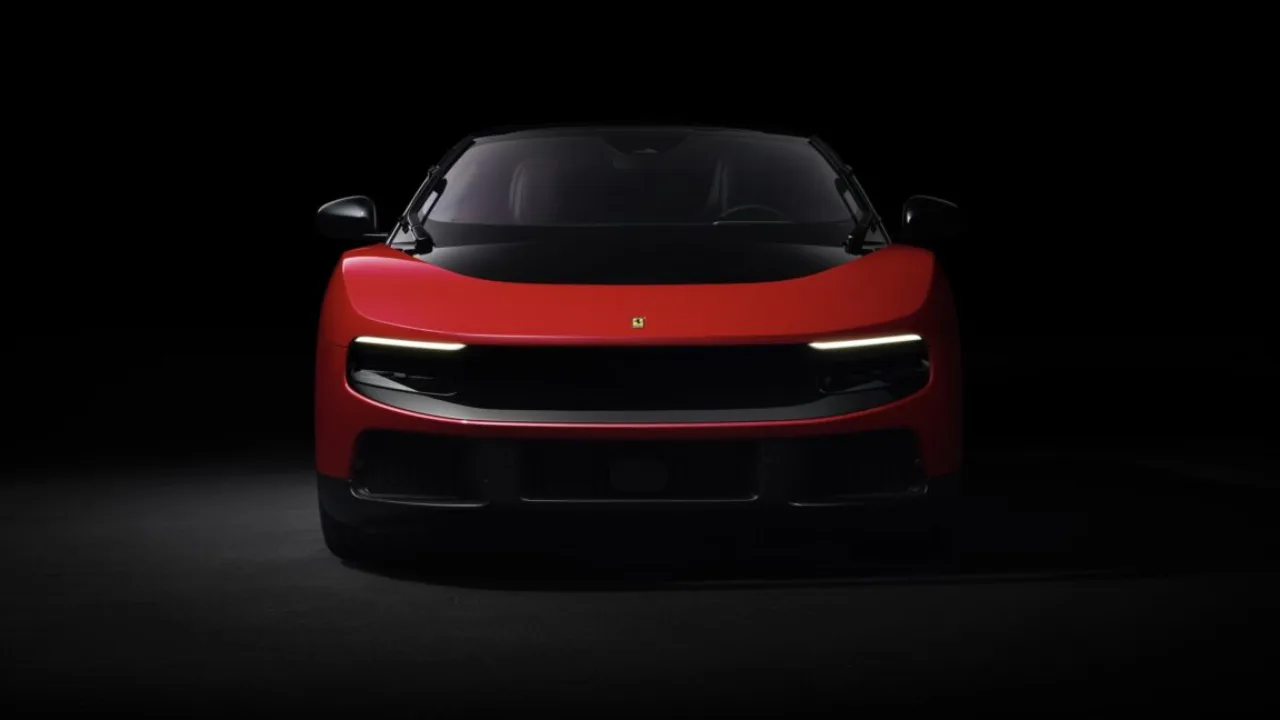 Close em volante esportivo de couro com detalhes em fibra de carbono dentro do luxuoso cockpit do Ferrari Luce