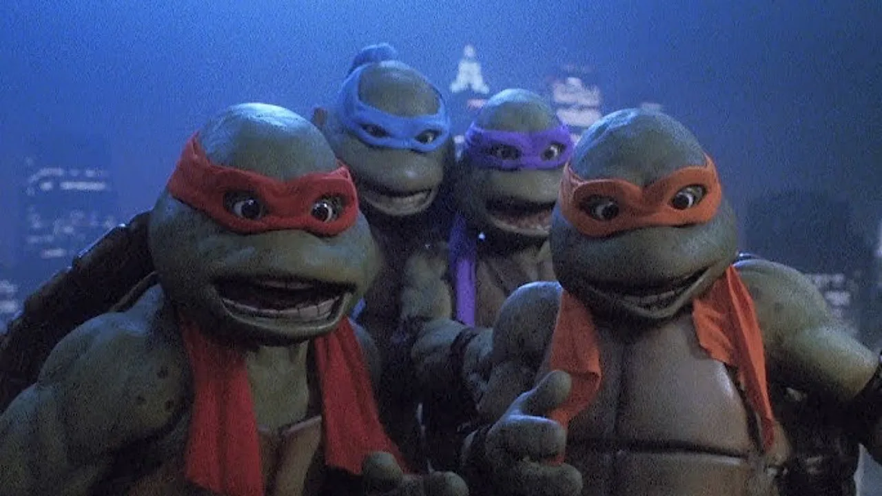 Linha original Playmates de TMNT em exibição, com as quatro tartarugas, Splinter e caixas vintage empilhadas