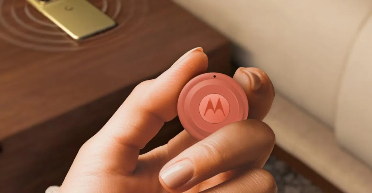 Corredor usando smartwatch, com Moto Tag 2 preso ao tornozelo, mostrando tela de mapa no celular