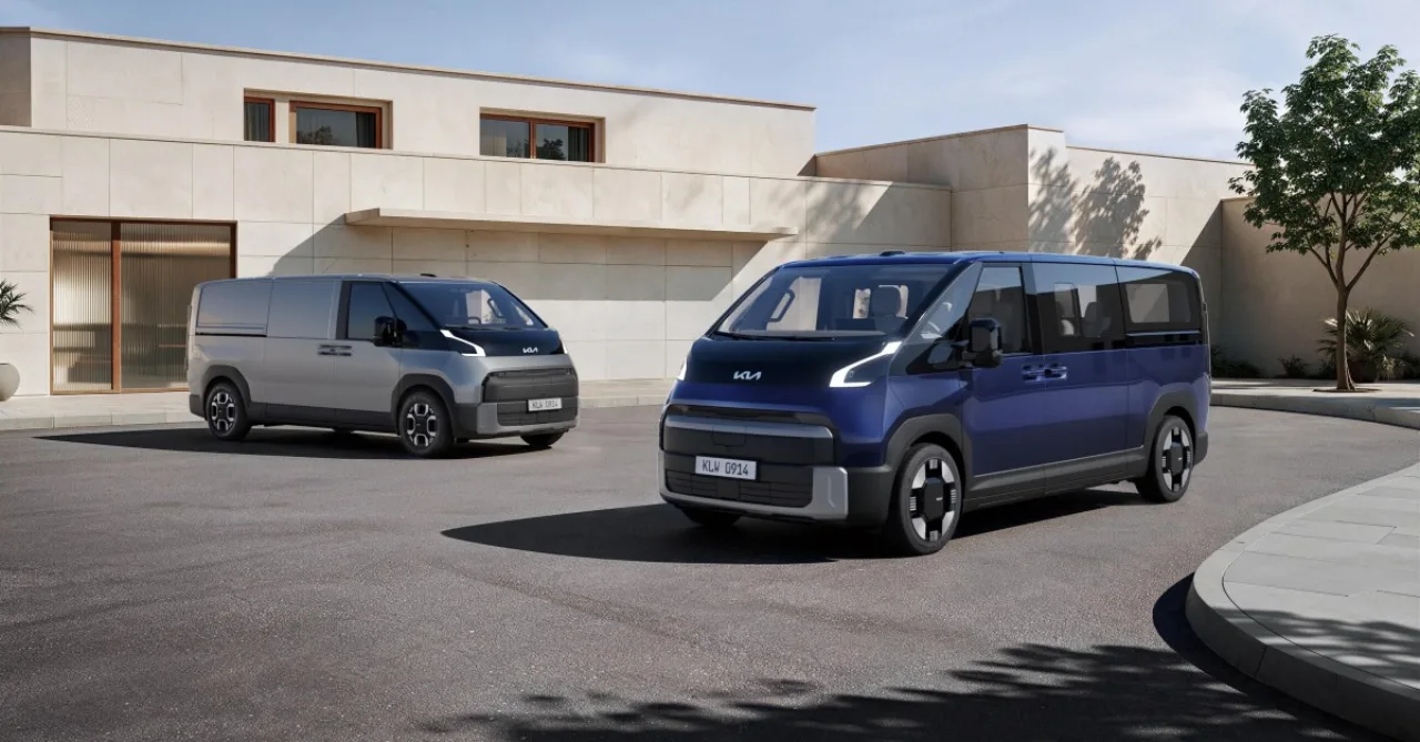 Minivan branca estacionada em frente a concessionária, com faixa promocional mostrando aumento de 21% nas vendas