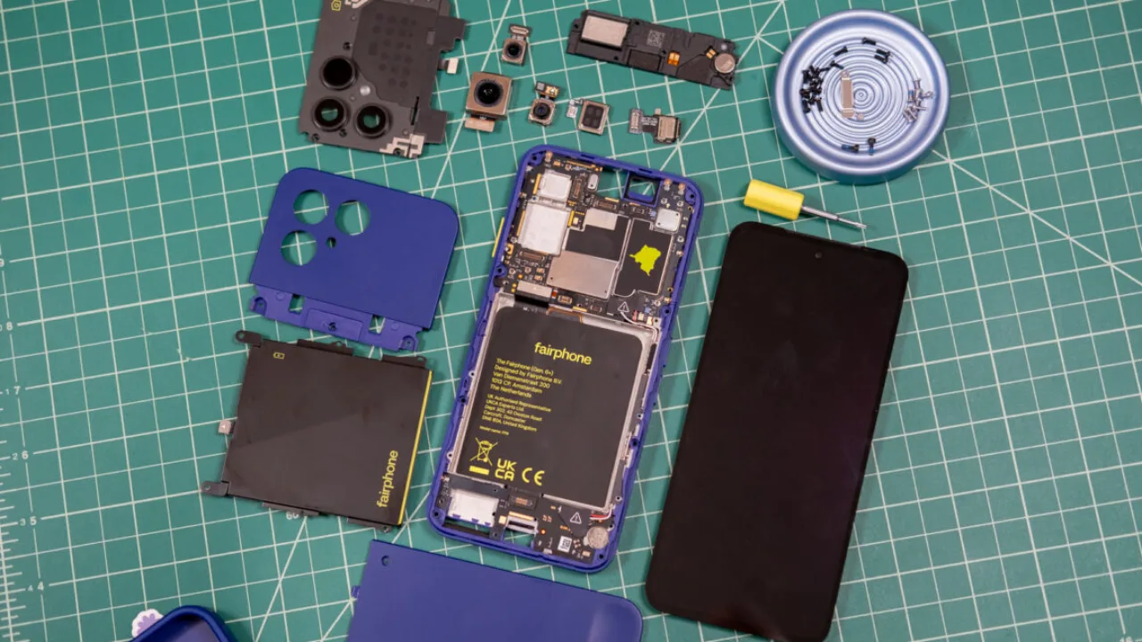 Jovem correndo ao ar livre, segurando o Fairphone Gen 6+ na mão, com garrafa d'água e fones