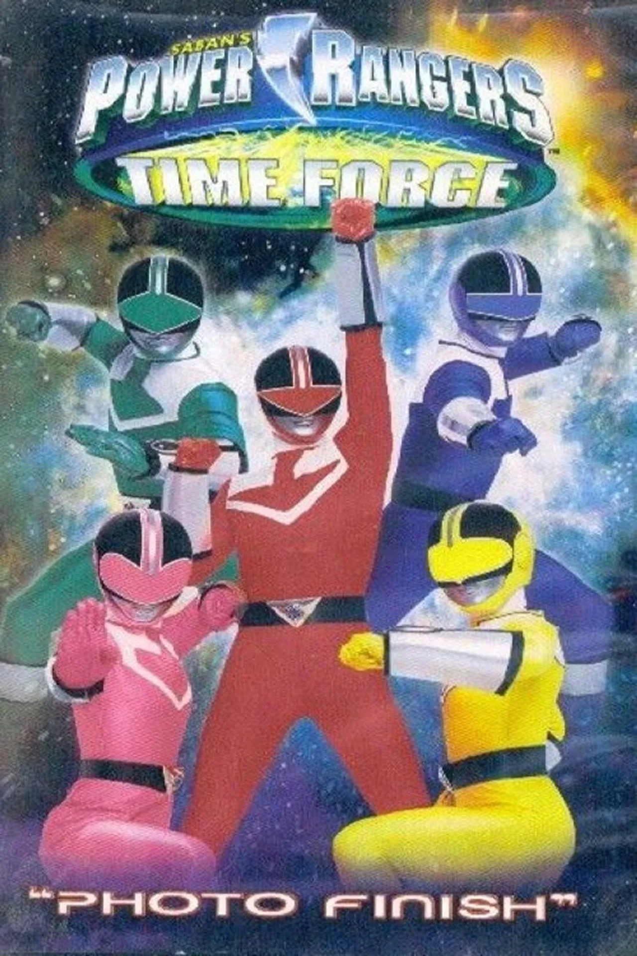 Um jovem faz flexões usando um tapete de yoga com estampas de Power Rangers, segurando uma garrafa de água ao lado