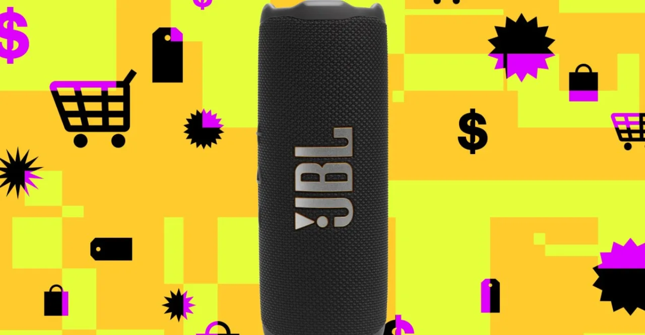 Pessoa em trilha com mochila, segurando JBL Flip 7 na mão, enquanto toca música vibrante