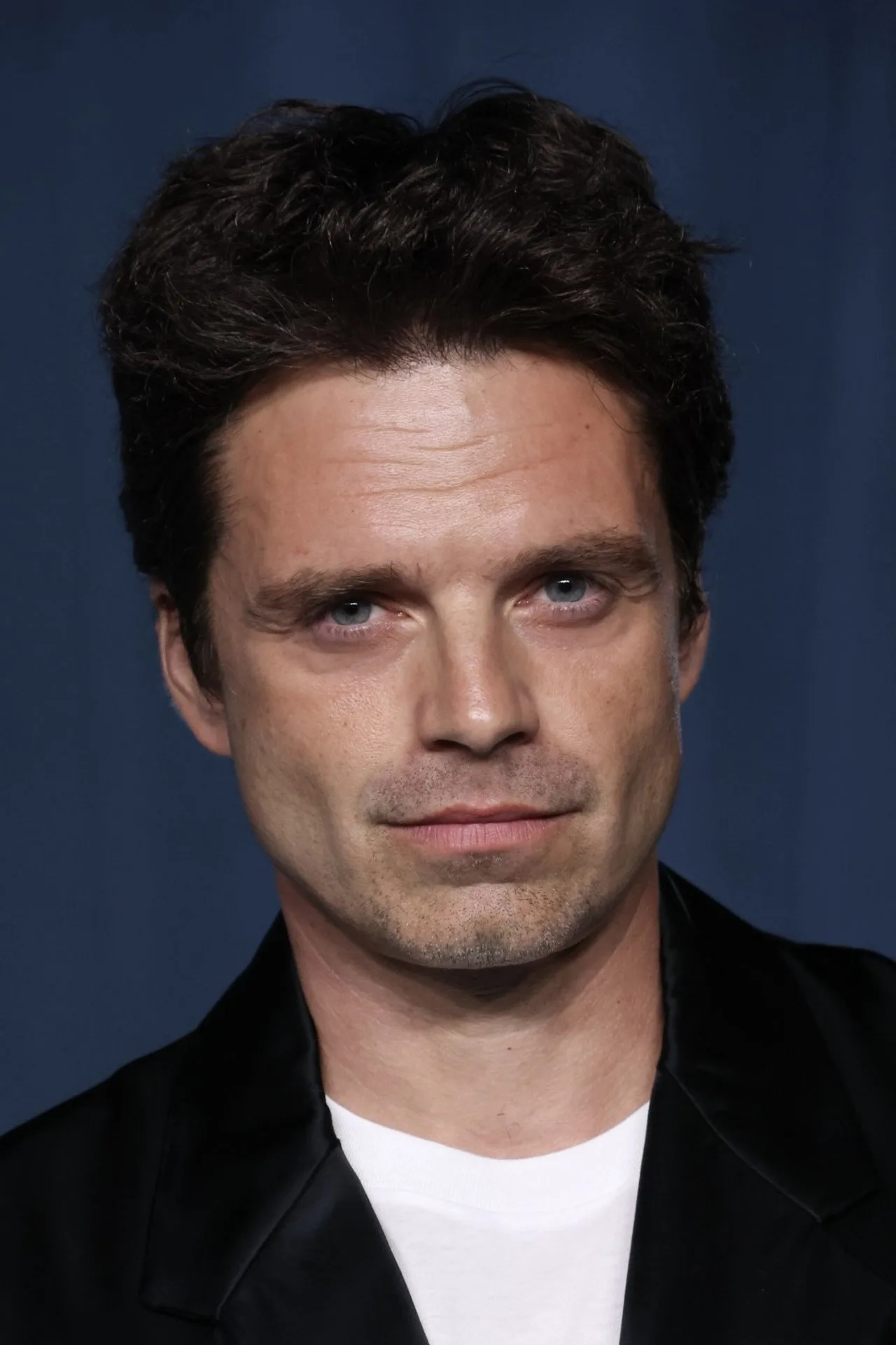 Sebastian Stan levanta halteres em treino de força, definindo físico magro para Zsasz