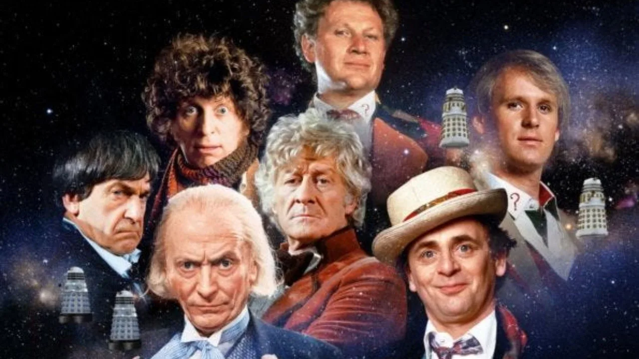 Homem em roupa de treino, suando, corre na esteira e acompanha Doctor Who no televisor ao fundo