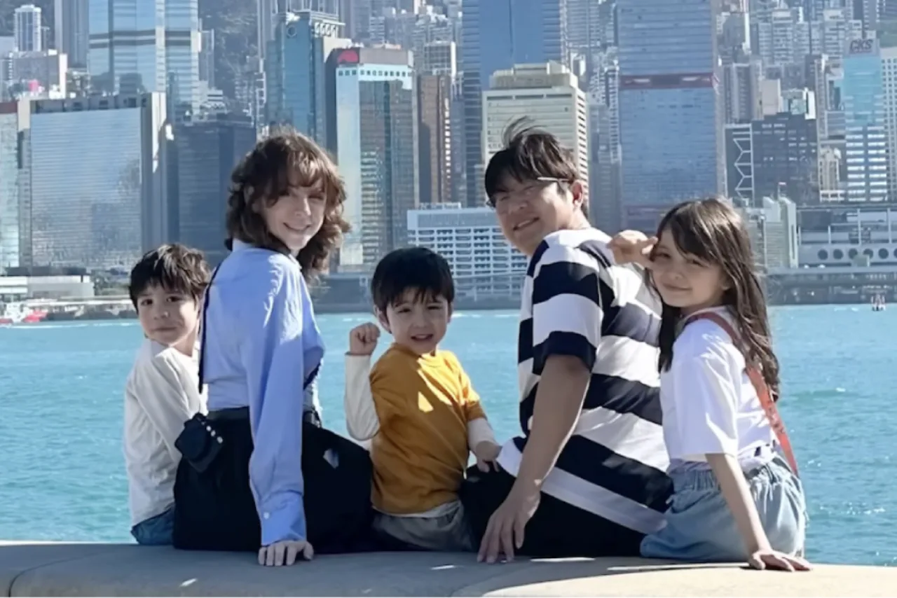 Anna sorrindo, acariciando a barriga visível, ao lado de Park Joo Ho, com um ultrassom mostrando o bebê