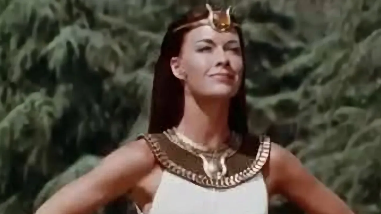 Mulher em traje colorido dos anos 70, levantando halteres vermelhos enquanto segura um livro de quadrinhos aberto