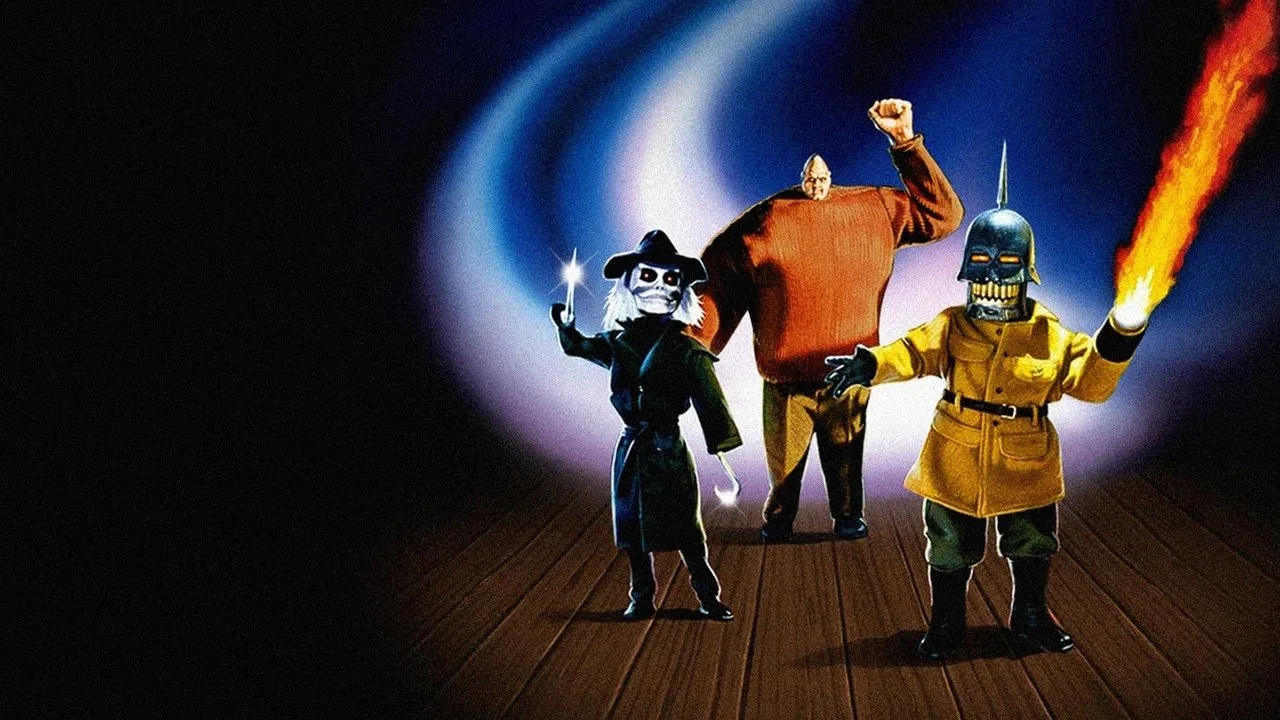 Bonecos de marionete sinistros ao lado de um pôster da Blumhouse, iluminados por luzes sombrias e fumaça no fundo