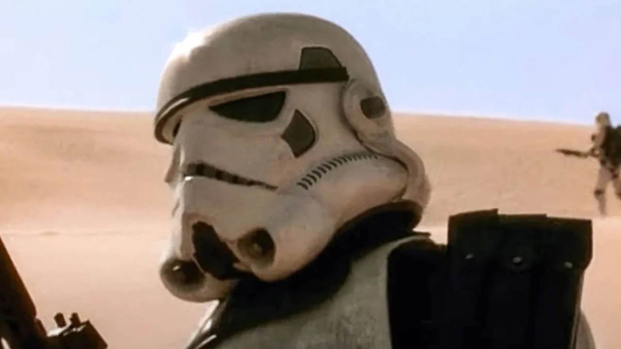 Capacete branco de Stormtrooper, modelo protótipo original, exibido sobre pedestal com fundo neutro