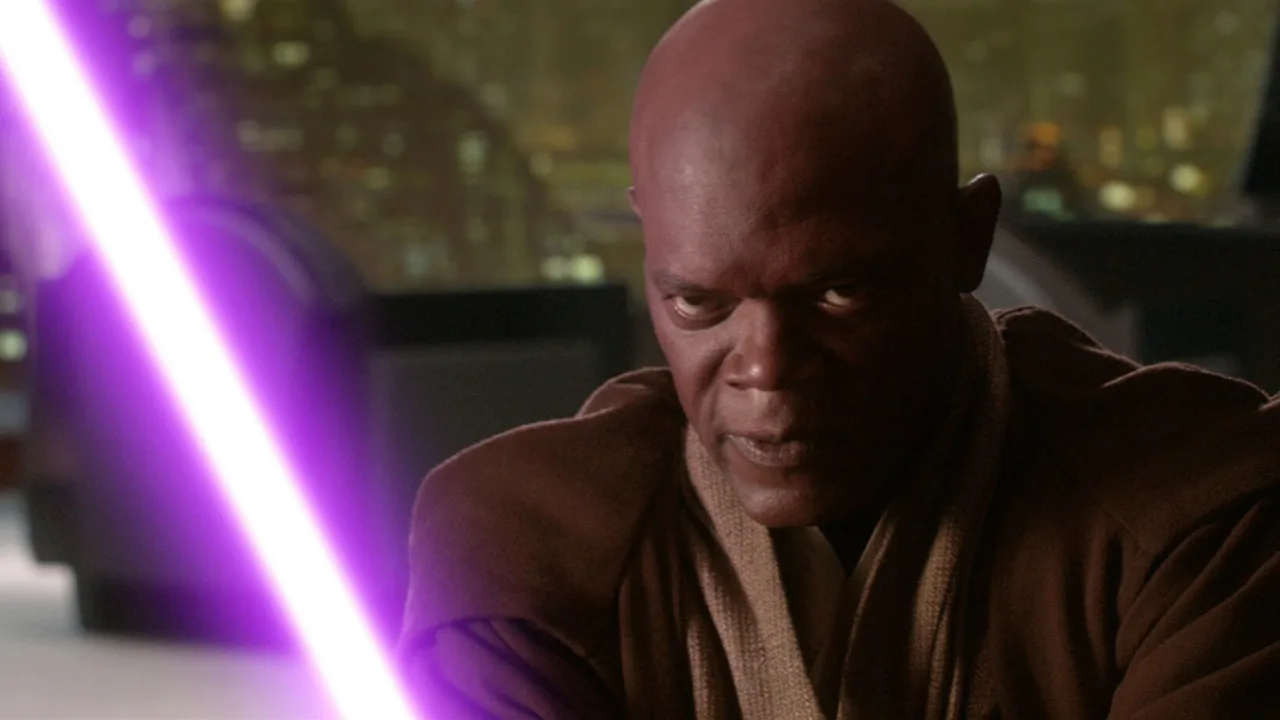 Samuel L. Jackson como Mace Windu com sabre roxo ao lado de um vendedor de droides em Mos Eisley, 1993