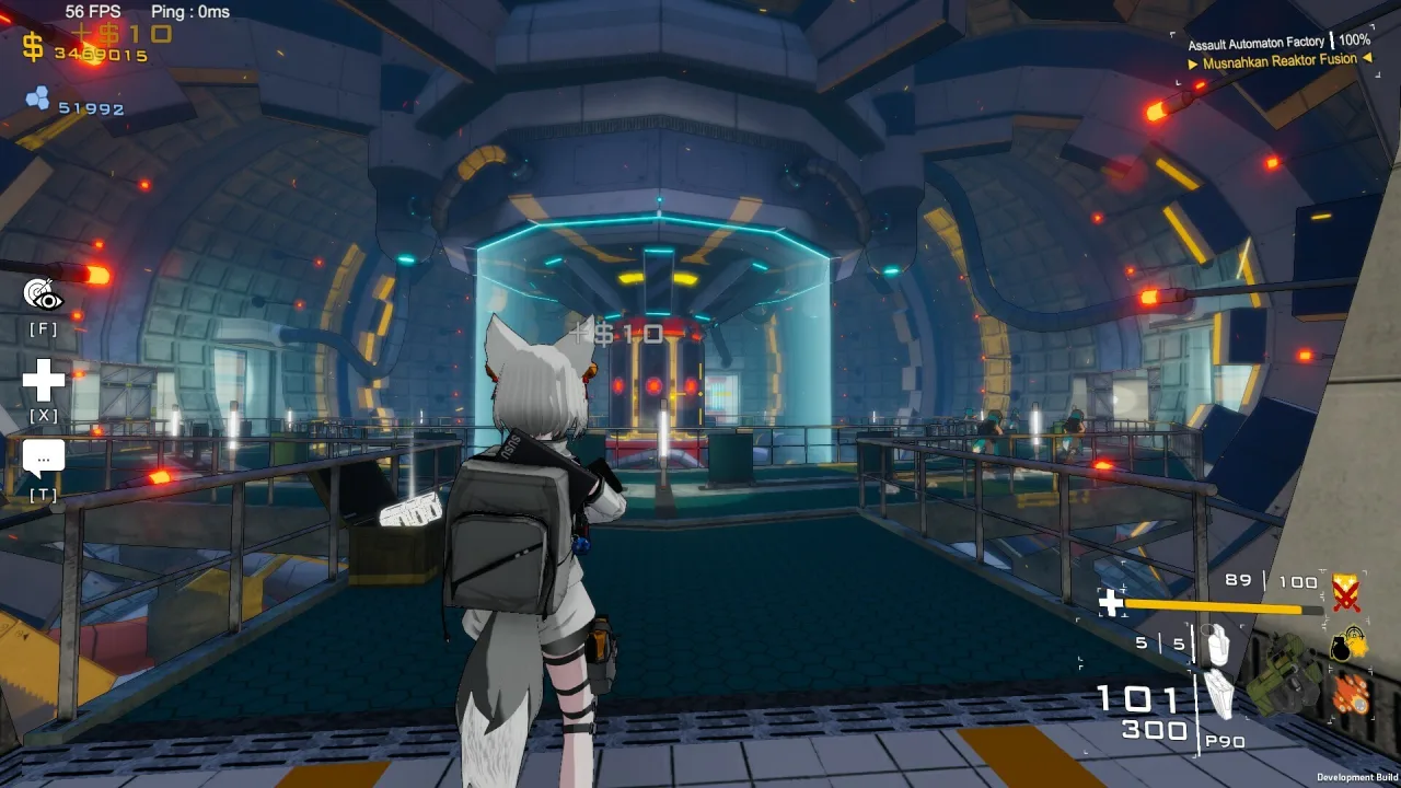 Atleta focado chuta bola de futebol no gramado, vestindo uniforme esportivo, chuteiras e meias de compressão
