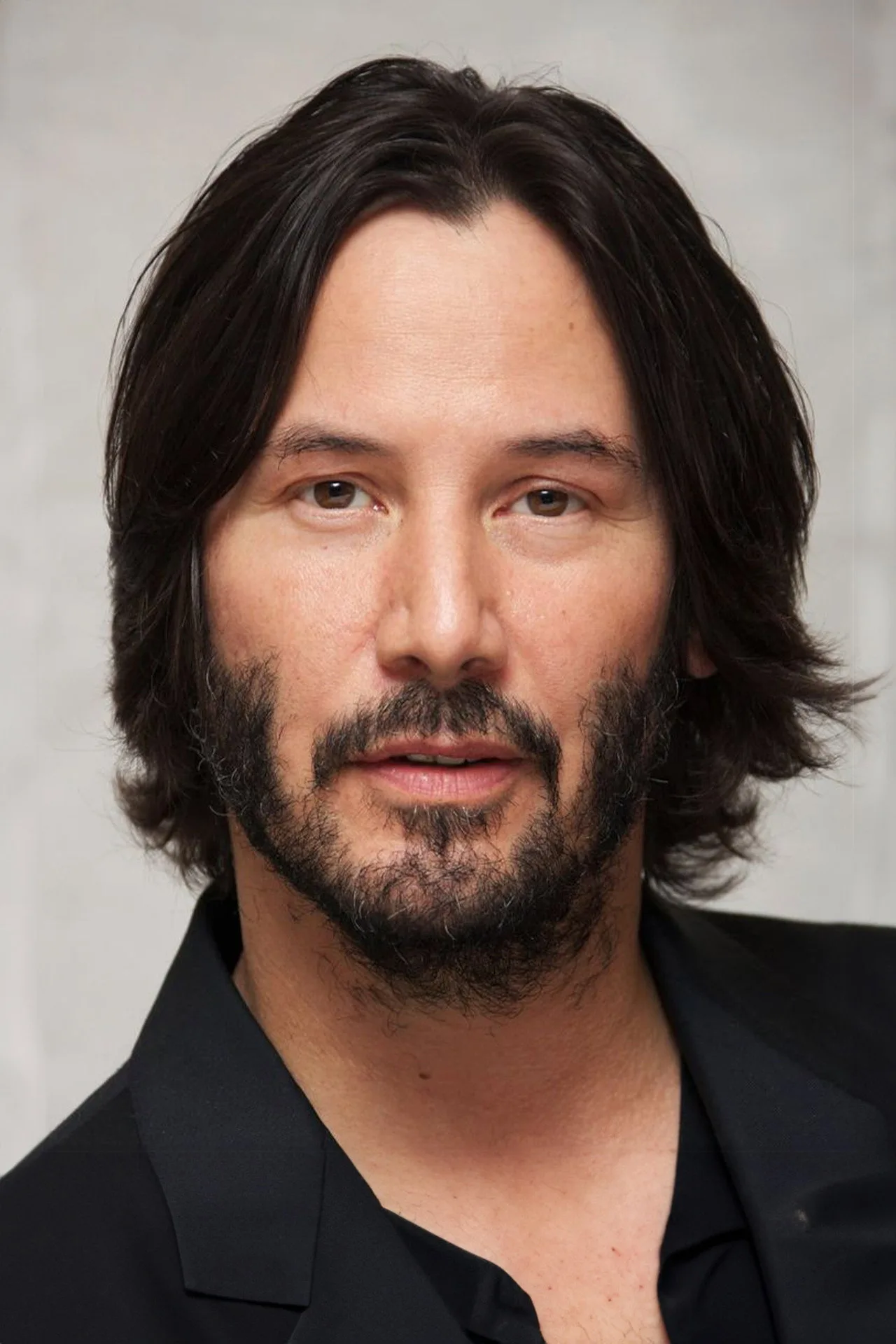 Keanu Reeves em estúdio de gravação, usando fones de ouvido e microfone profissional para dublagem de animação