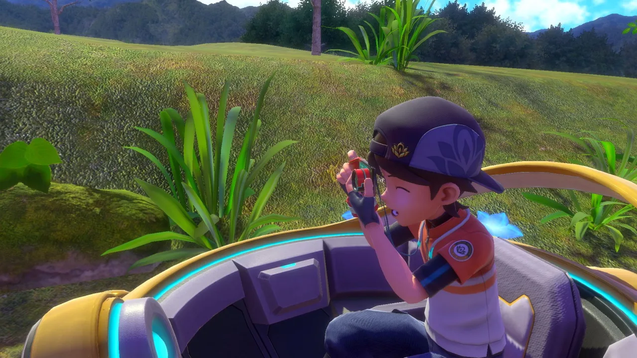 Pessoa segurando um Nintendo Switch com foco na tela, capturando um Pokémon vibrante em meio a uma floresta tropical