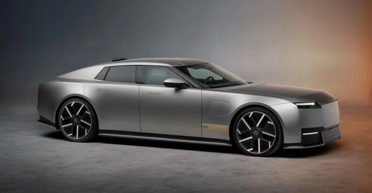 Jaguar Type 01, carro elétrico de linhas agressivas, com grade angular e logotipo da marca em destaque