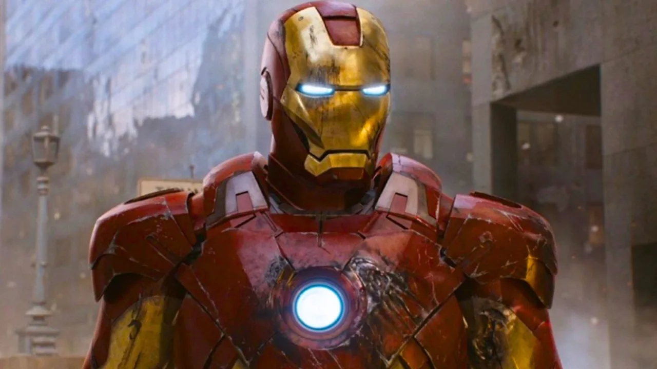 Capacete Iron Man da Marvel Legends em pedestal, com assinaturas de Stan Lee, Paul Rudd, Karen Gillan e outros