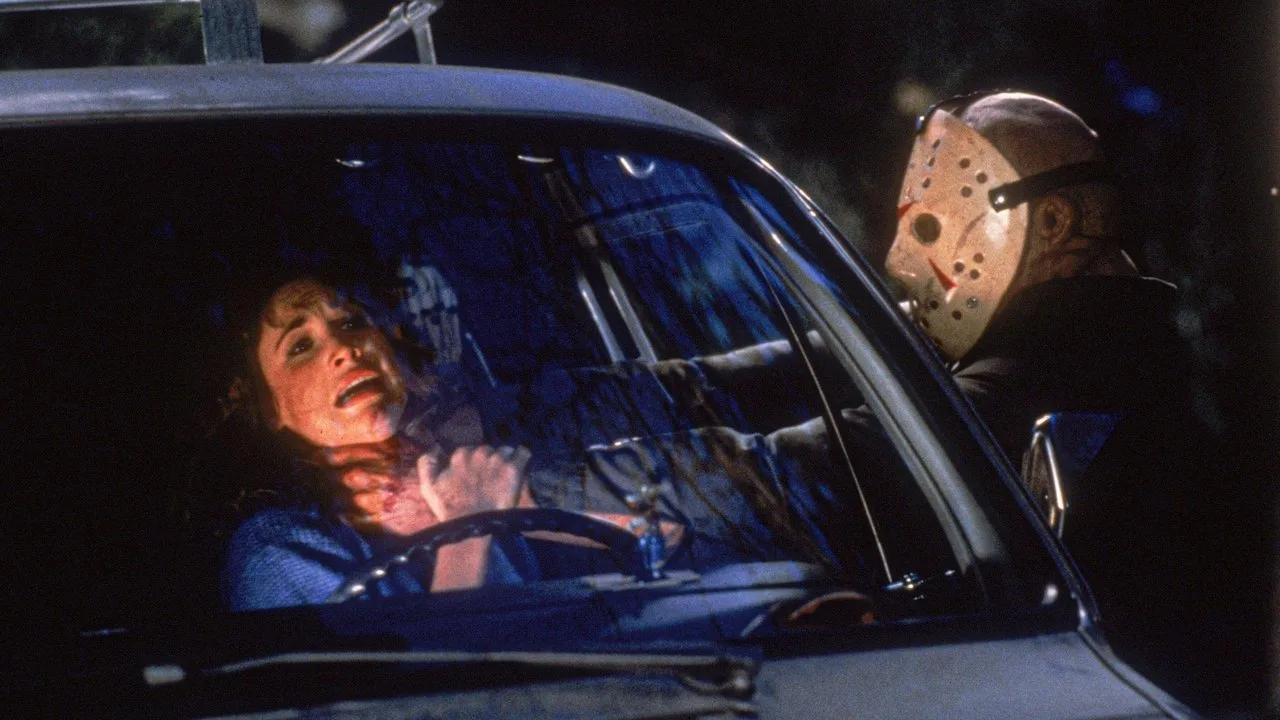 Um haltere ao lado da máscara de hóquei de Jason, sobre um tapete de academia