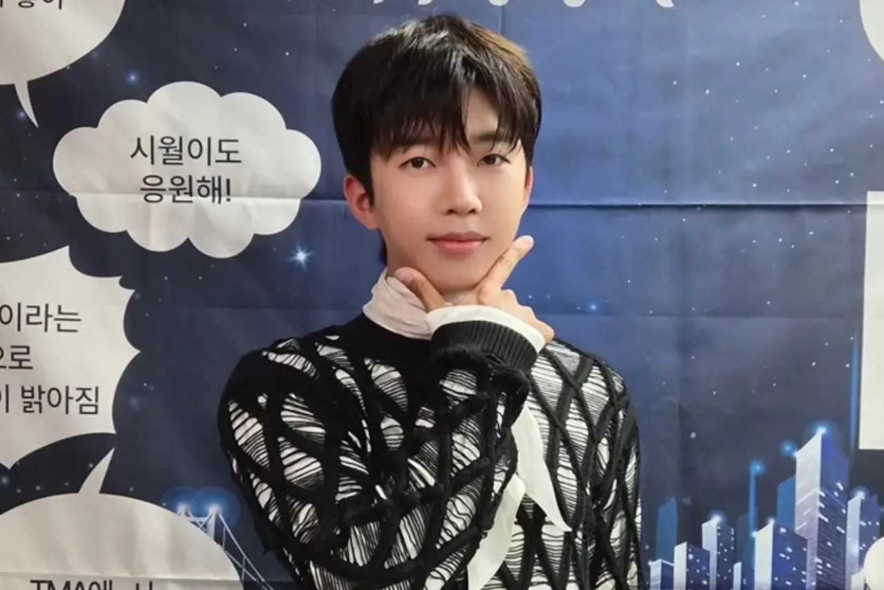 Lim Young Woong no palco do Music Core, microfone em mãos, luzes neon e o logo do programa ao fundo