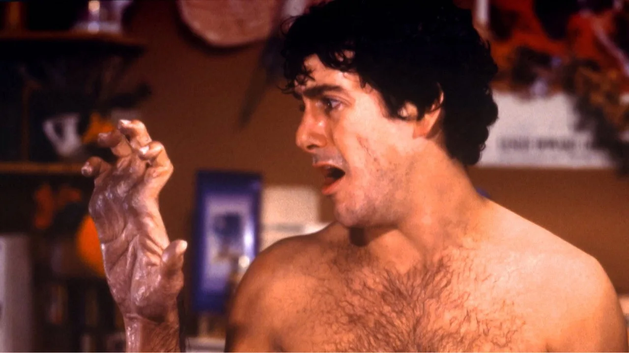 Jovem em roupa de academia levanta halteres enquanto assiste An American Werewolf na tela, com pipoca e garrafa d'água