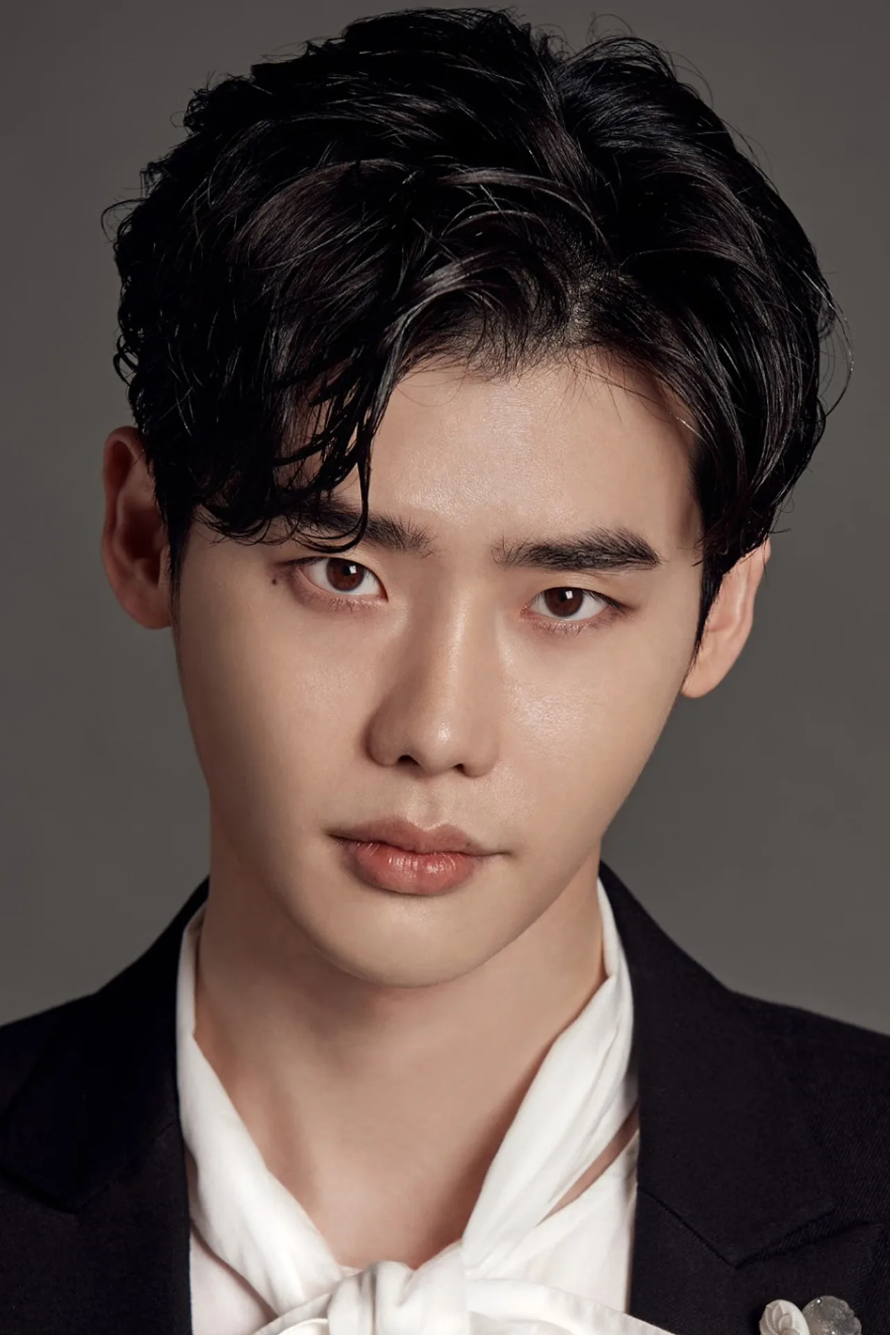 Lee Jong Suk e Lee Se Young praticam alongamento em estúdio, usando tapetes de yoga, halteres e garrafas d'água