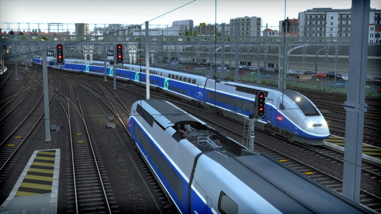 Pessoa correndo em uma esteira conectada a um simulador de trem japonês, exibindo cenários realistas na tela