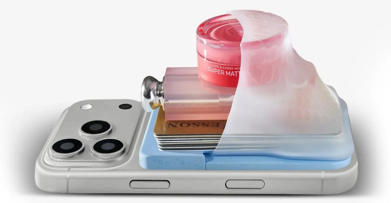 iPhone com a bolsa de silicone MagSafe Flex Pouch presa ao fundo, exibindo cartões e notas guardados na parte frontal