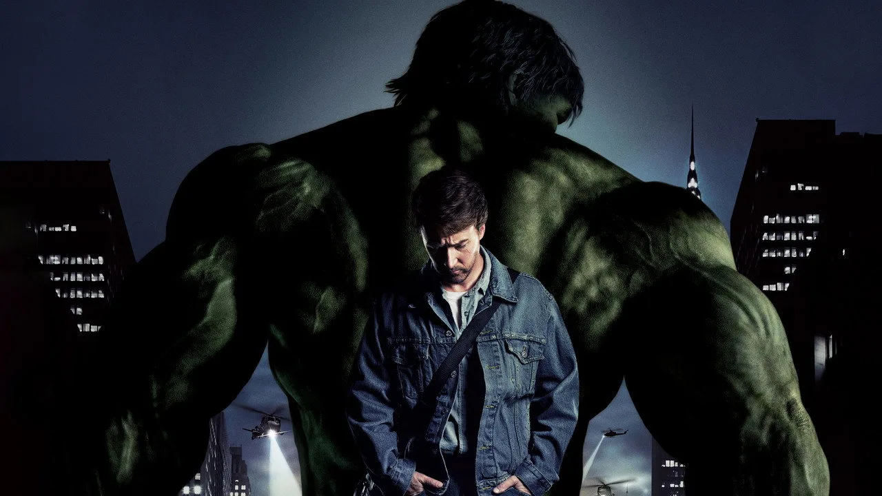 Homem musculoso levantando barra pesada, suado, ao lado de um shake verde de proteína e halteres coloridos
