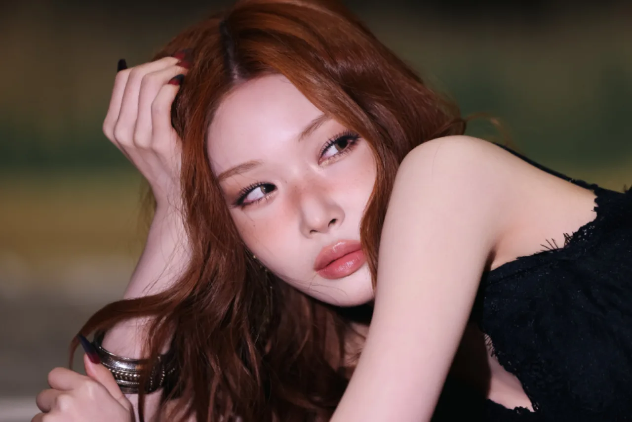 Chungha aparece em close-up, vestindo roupa elegante, ao lado do logotipo da agência MORE VISION ao fundo