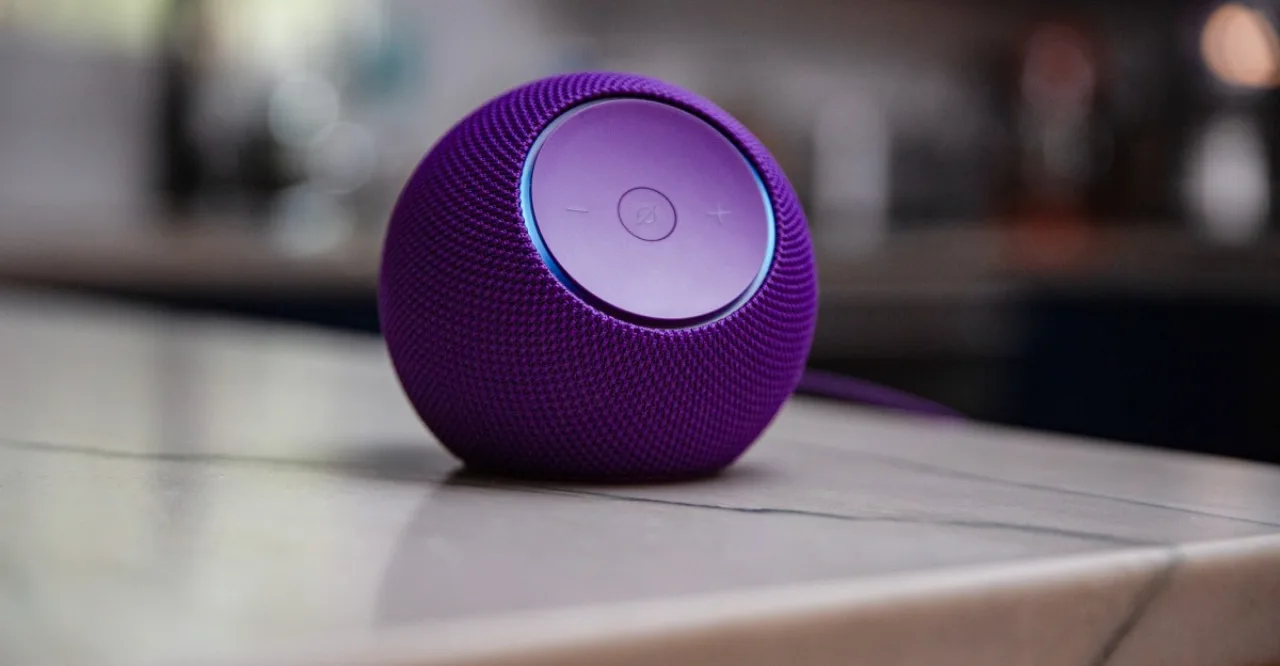 Jovem fazendo yoga, segurando Kindle Paperwhite e com Echo Dot ao fundo emitindo instruções de treino