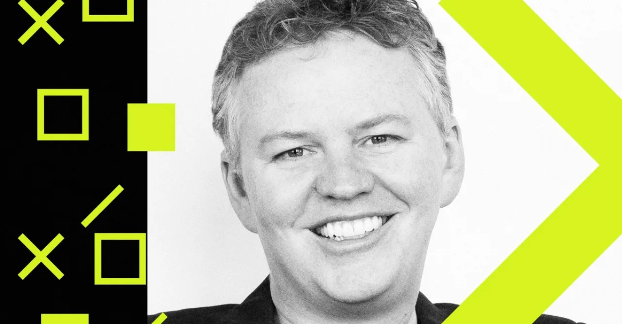 Matthew Prince ao lado do logotipo da Cloudflare, com ícones de robôs de IA e linhas de rede digital ao fundo