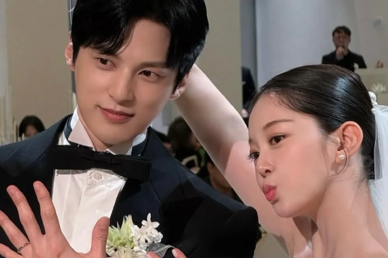 Kim Ga Eun e Yoon Sun Woo sorrindo, abraçados, com corações e texto de felicitações nas redes sociais