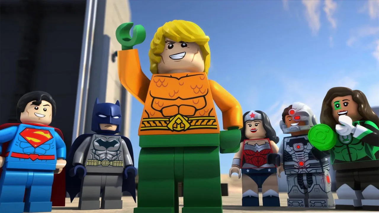 Jovem em camiseta do Batman faz agachamento com halteres ao lado de capas da DC espalhadas no chão