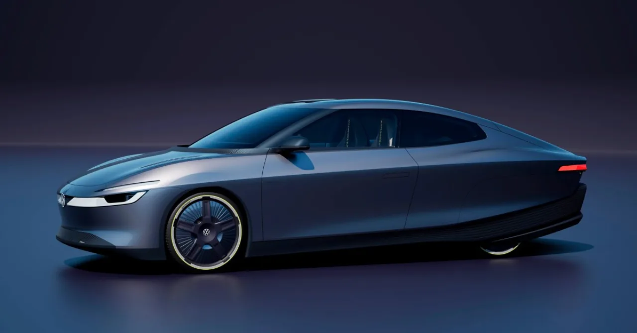 Coupé elétrico Mission Efficiency da Volkswagen em pista, com design aerodinâmico e logotipo VW ao fundo